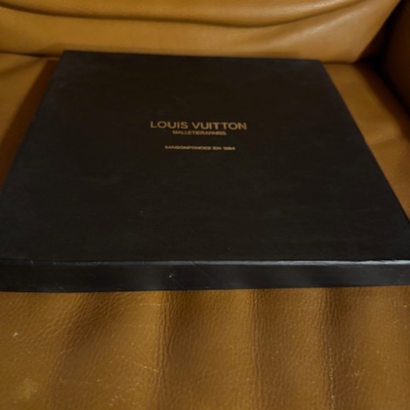 Louis Vuitton scarf, camel and black color , large, NEW - Picture 4 of 10